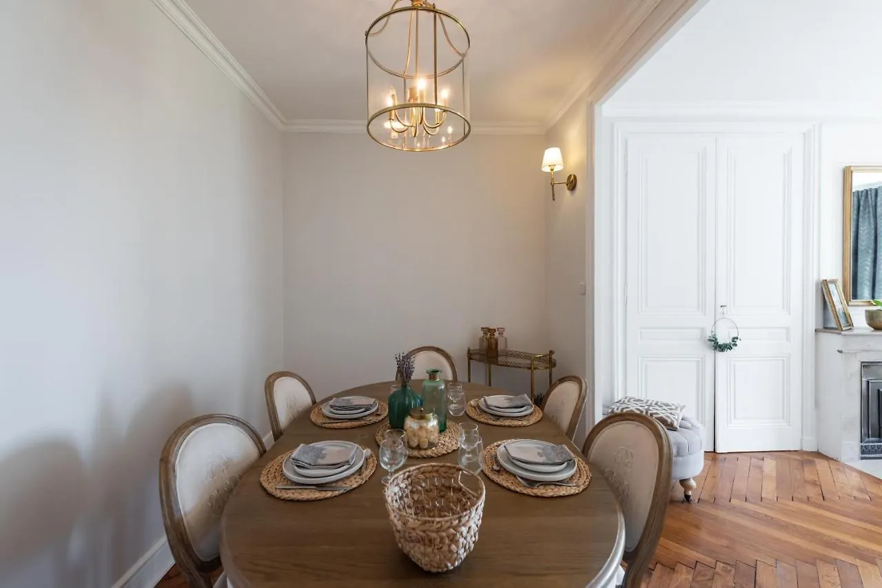 Le Dandy - Grand T3 Au Pied Du Metro Garibaldi Apartment Lyon 0*,
